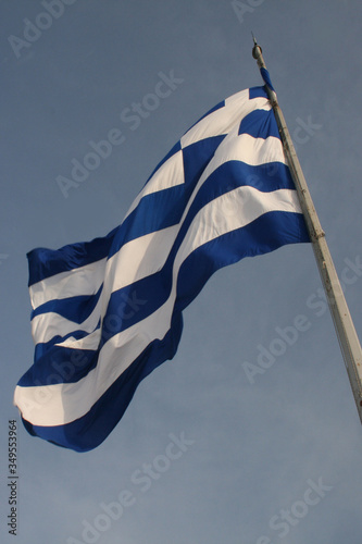 le drapeau grec flottant au vent