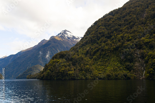 Doubtful Sound / Milford Sound in Neuseeland - Spiegelung perfekt photo