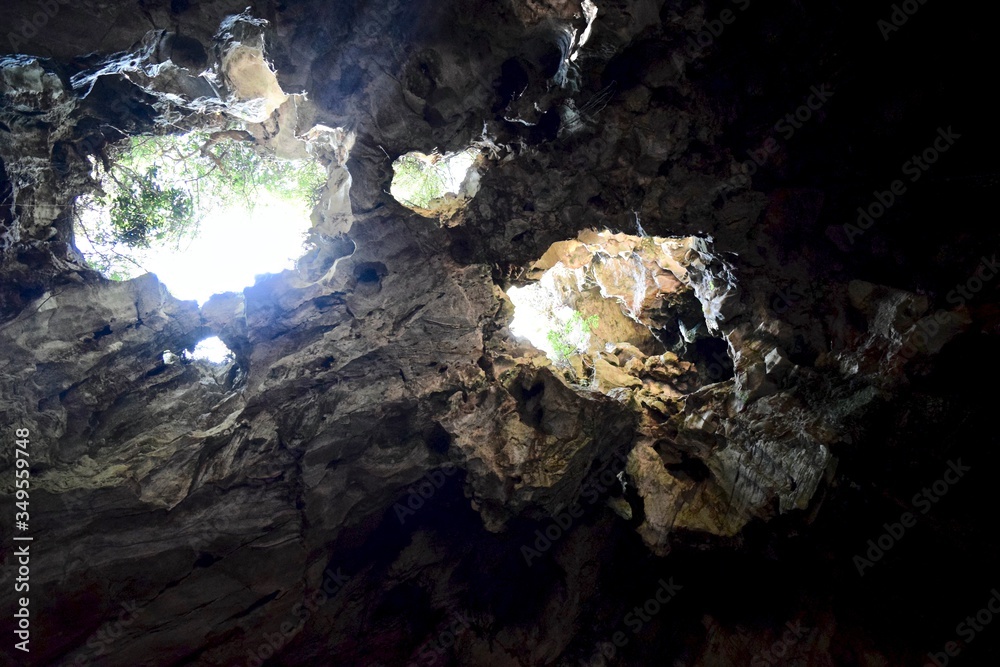 Obraz premium The lights from the hole of cave at marble mountain.