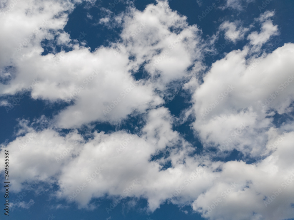 Obraz premium Blue summer sky white cumulus clouds background