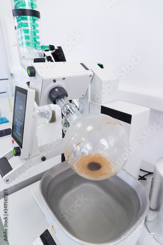 Fotografie Rotational vaporizer with green condenser during CBDa oil extraction