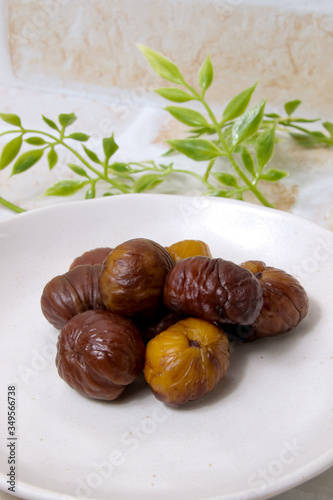 栗 甘栗 木の実 実 茶色 食べ物 ナッツ 剥き栗 お皿 白いお皿 剥いた栗 Foto De Stock Adobe Stock