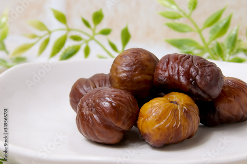 栗 甘栗 木の実 実 茶色 食べ物 ナッツ 剥き栗 お皿 白いお皿 剥いた栗 Stock Photo Adobe Stock