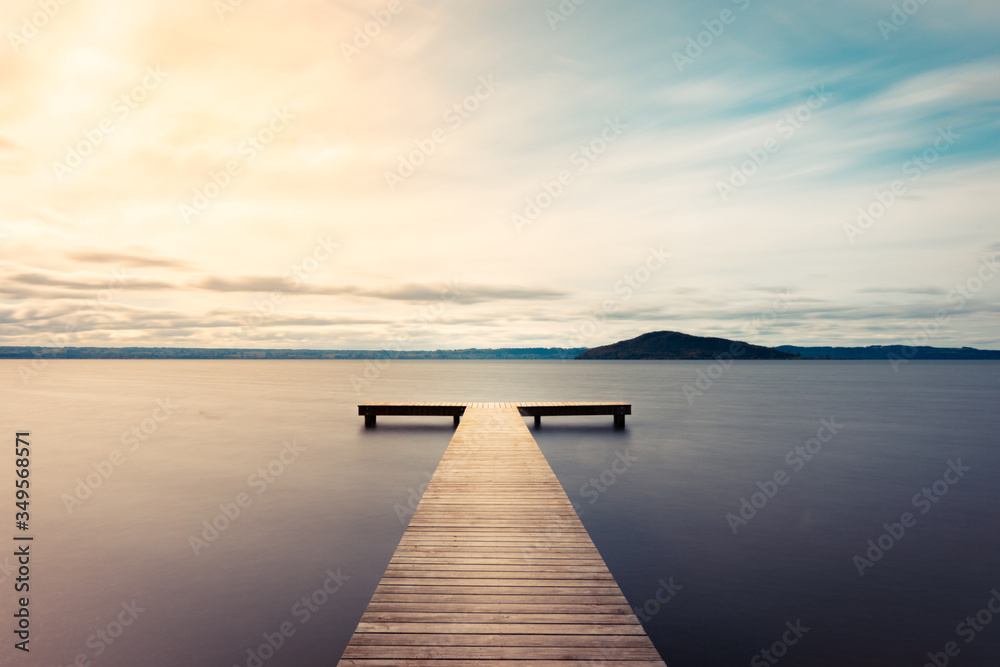Einsamer Steg am See zum Sonnenaufgang