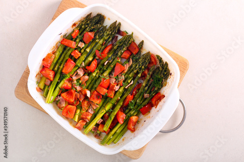 Baked asparagus with tomato and meat