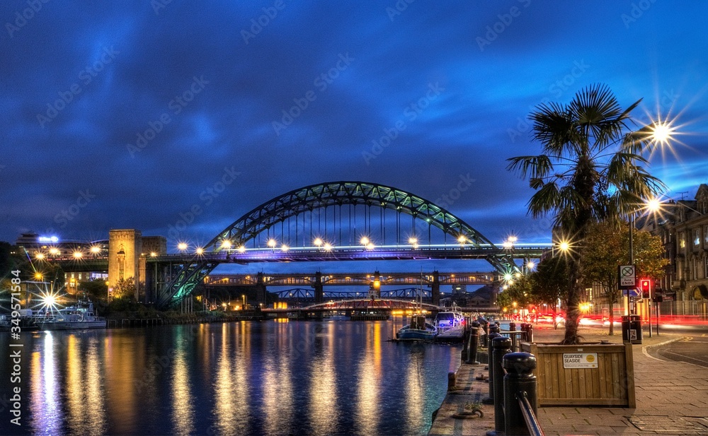 Obraz premium Looking down the Tyne River to Gateshead and the Tyne bridge from Newcastle Upon Tyne Quayside