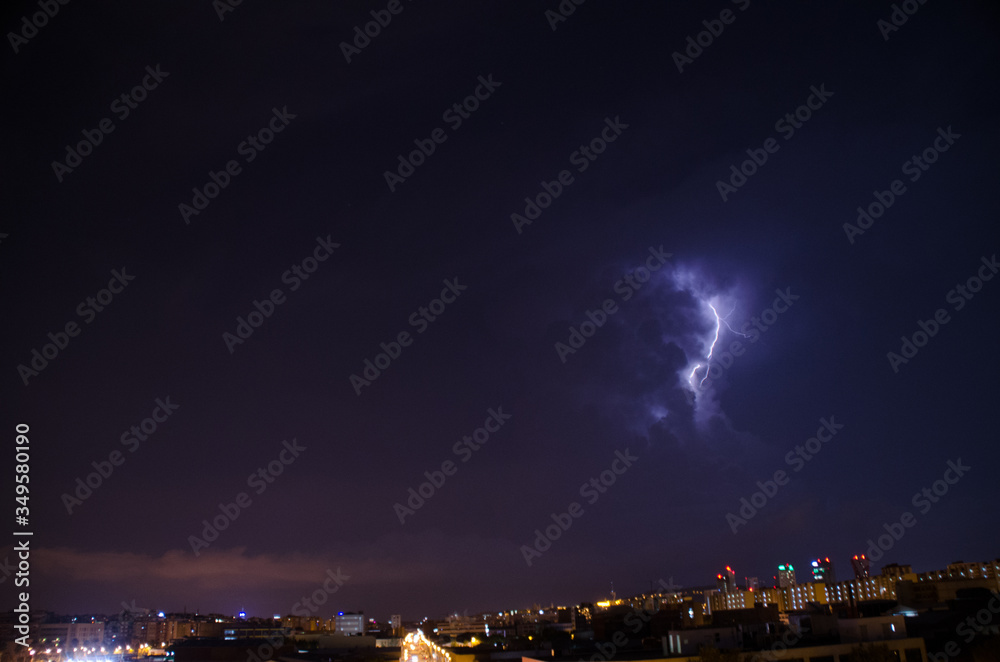 tormenta en la ciudad e barcelona con relampagos