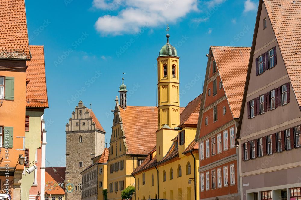 Stadtansicht von Dinkelsbühl mit dem Alten Spital und dem Rothenburger Tor