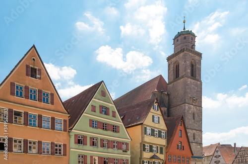 Diese Häuserzeile mit Kirche befindet sich in der Innenstadt von Dinkelsbühl in Mittelfranken (Bayern/Deutschland). Die Stadt ist weltweit bekannt für ihre mittelalterliche fränkische Innenstadt.