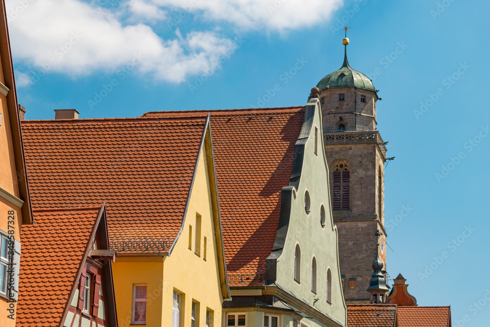 Diese Häuserzeile mit Münster befindet sich in der Innenstadt von Dinkelsbühl in Mittelfranken (Bayern/Deutschland). Die Stadt ist weltweit bekannt für ihre mittelalterliche fränkische Innenstadt.