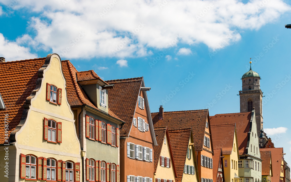 Diese Häuserzeile mit Kirche befindet sich in der Innenstadt von Dinkelsbühl in Mittelfranken (Bayern/Deutschland). Die Stadt ist weltweit bekannt für ihre mittelalterliche fränkische Innenstadt.