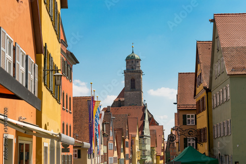 Dinkelsbühl ist eine Stadt in Mittelfranken (Bayern / Deutschland). Die mittelalterliche Altstadt ist berühmt für die fränkischen Häuser und die St.-Georgs-Kirche. Dinkelsbühl ist Teil der romantische
