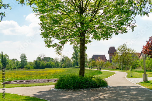 Die Wörnitzinsel in Dinkelsbühl ist ein natürlicher Park, welcher von der Wörnitz umschlossen und eingegrenzt ist. Die Wege laden Besucher zu einem Spaziergang entlang der Stadtmauer ein.
