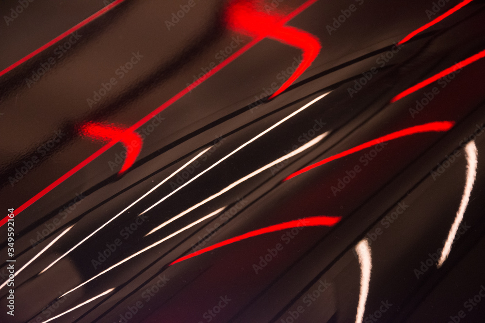 Reflejos de luces blancas y rojas sobre metal Reflejos de luces blancas y rojas sobre metal