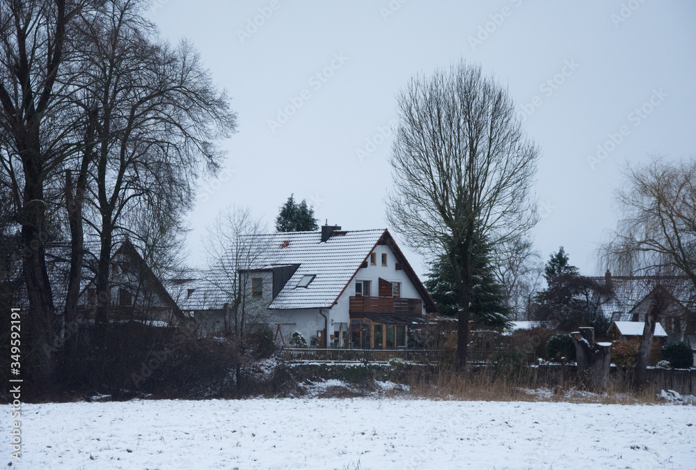 Casa típica de madera en invierno Casa típica de madera en invierno