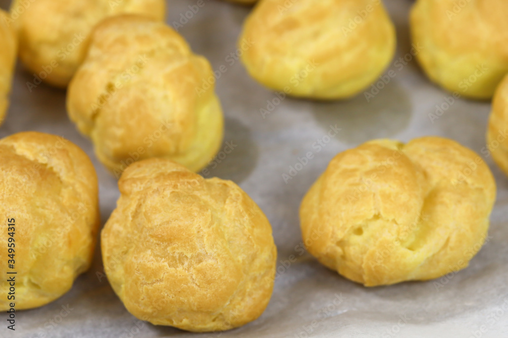 choux à pièce montée sur une feuille de cuisson choux à pièce montée sur une feuille de cuisson