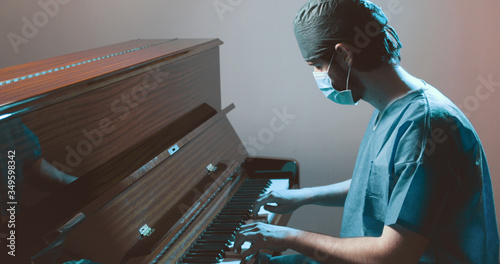 Il medico pianista suona al pianoforte con la mascherina photo