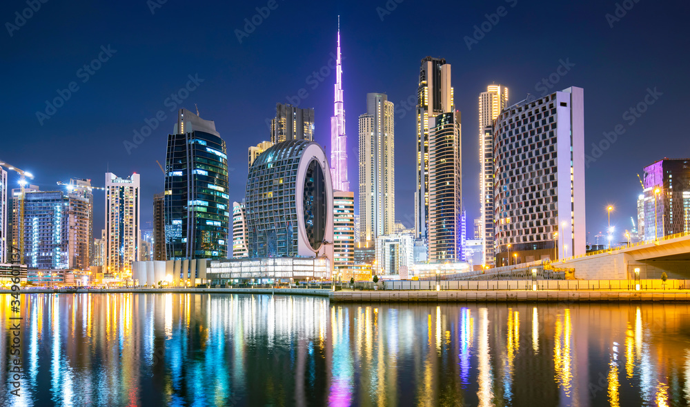 Obraz premium Dubai city ultramodern skyline at night