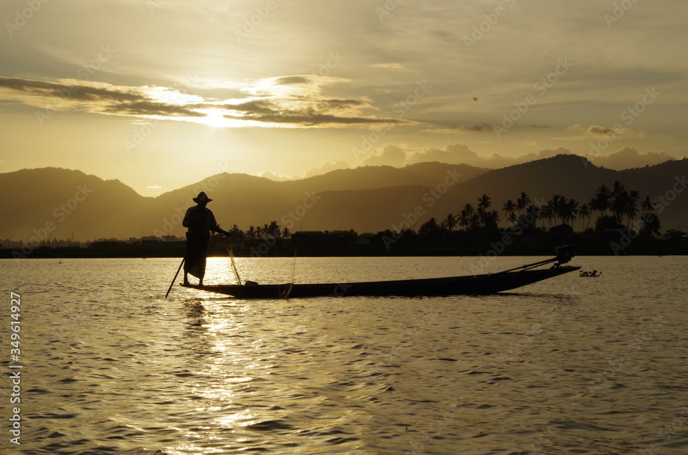 Technique de pêche sur le lac Inle au Myanmar