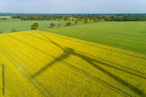 Schlagschatten von einer Windkraftanlage als Luftbild