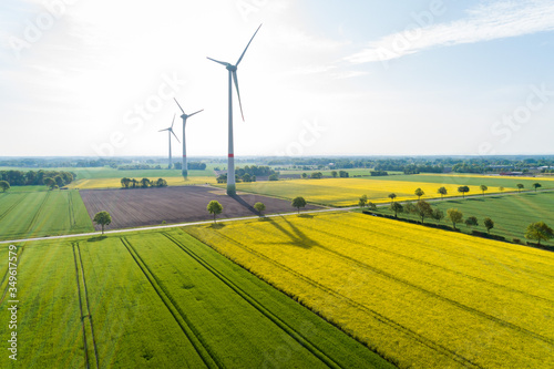 Windkraftanlage in der Morgensonne aus der Luft