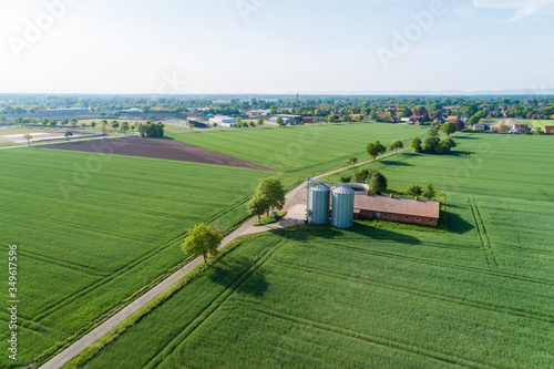 Schweinestall mit Silos im ländlichen Raum aus der Luft aufgenommen