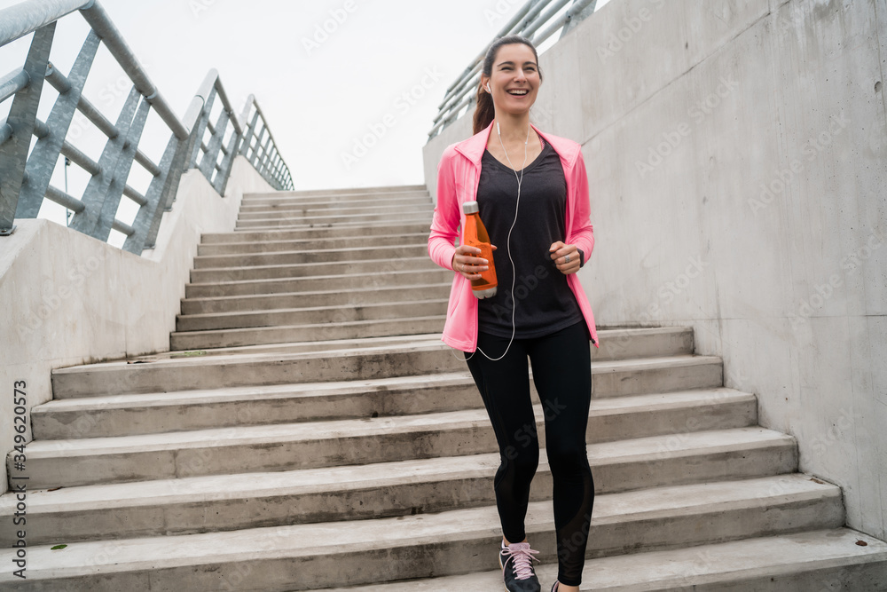 Obraz premium Sport woman running on stairs.
