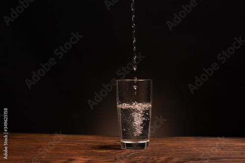 Obraz na płótnie glass of pure water on dark background w salonie