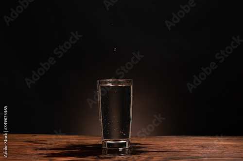 Obraz na płótnie glass of pure water on dark background w salonie