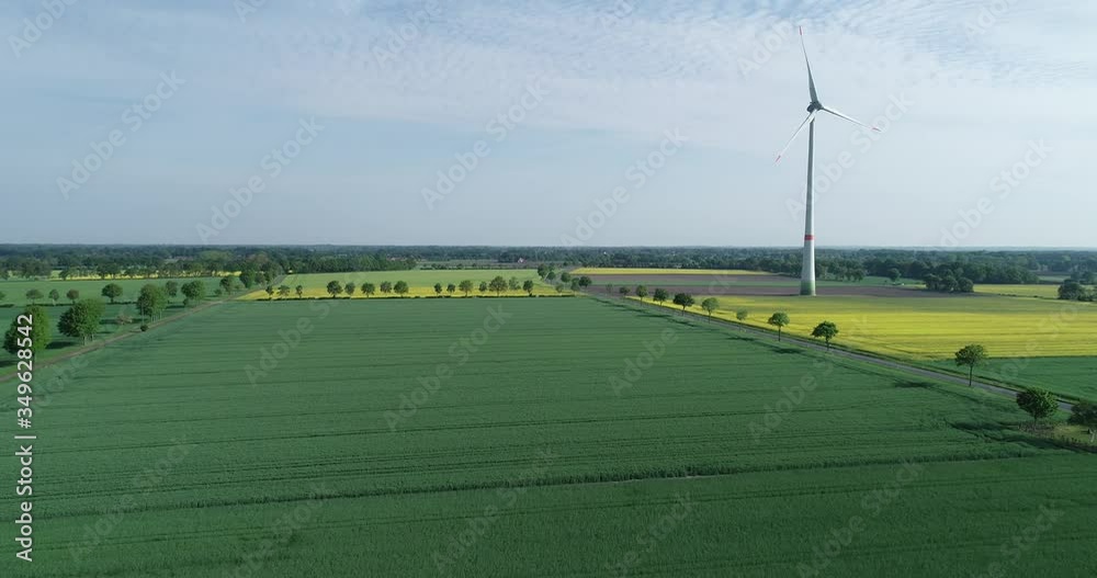 Große Windkraftanlage im ländlichen Raum aus der Luft aufgenommen Große Windkraftanlage im ländlichen Raum aus der Luft aufgenommen
