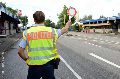 Fontière franco allemande. Controle de la Polizei sur les véhicules entrant en Allemagne photo