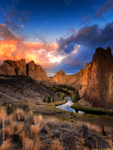 Quadro em tela The Moon at Smith Rock