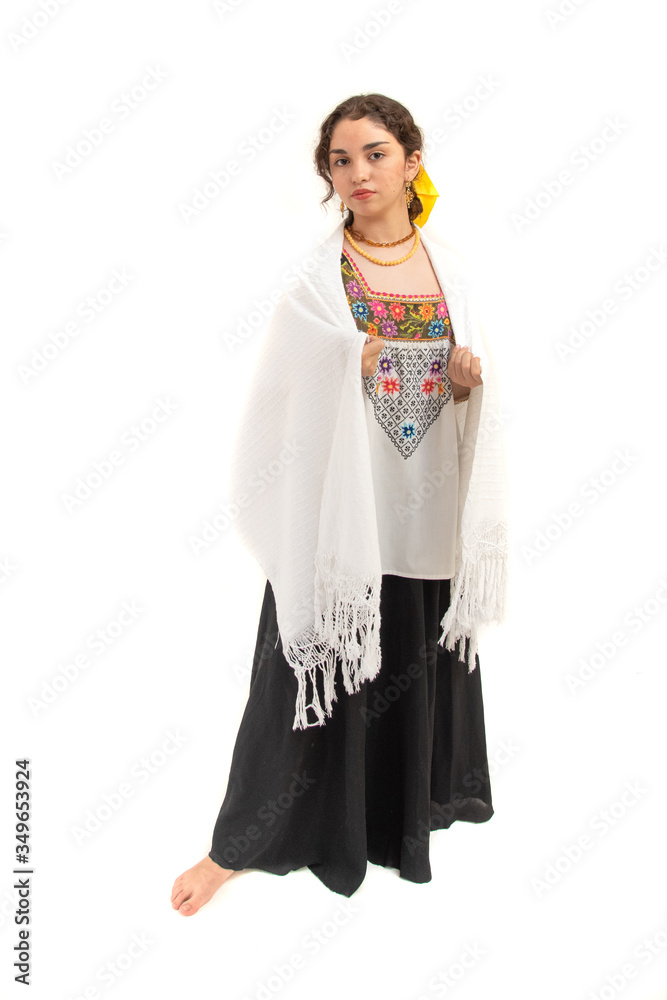 adolecente mexicana con rebozo en color blanco, latina morena bailarina sobre fondo blanco adolecente mexicana con rebozo en color blanco, latina morena bailarina sobre fondo blanco