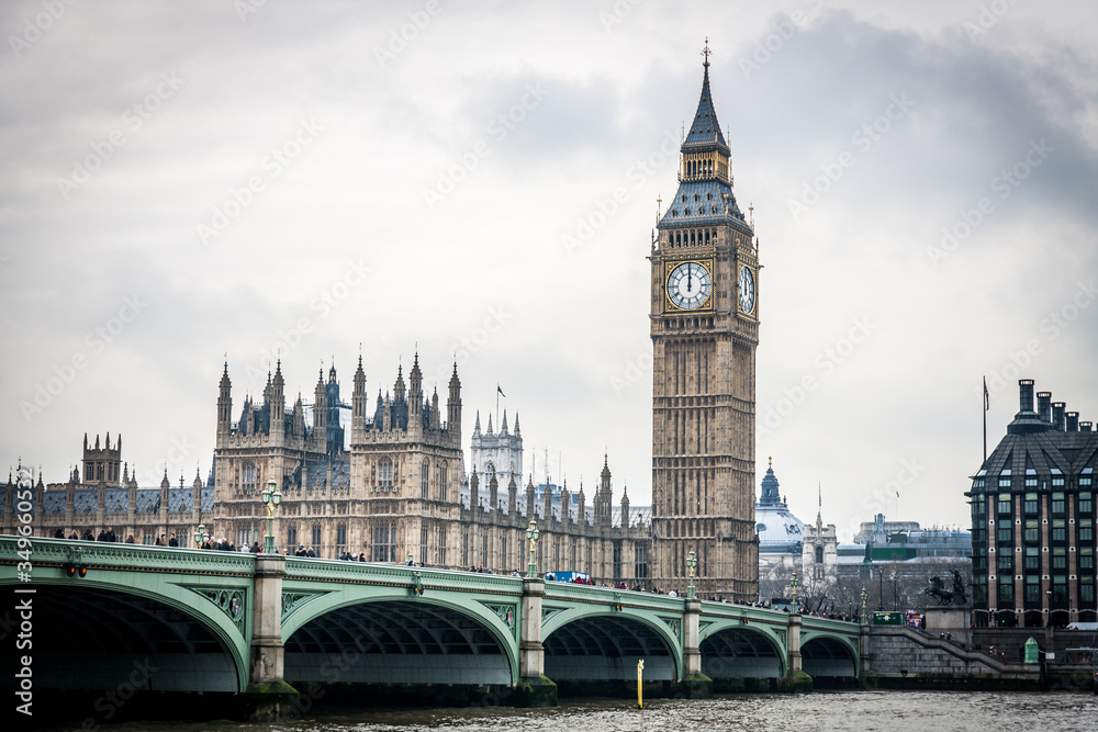 Pájaro con tonos claros posado sobre un muro con vistas al big ben Pájaro con tonos claros posado sobre un muro con vistas al big ben