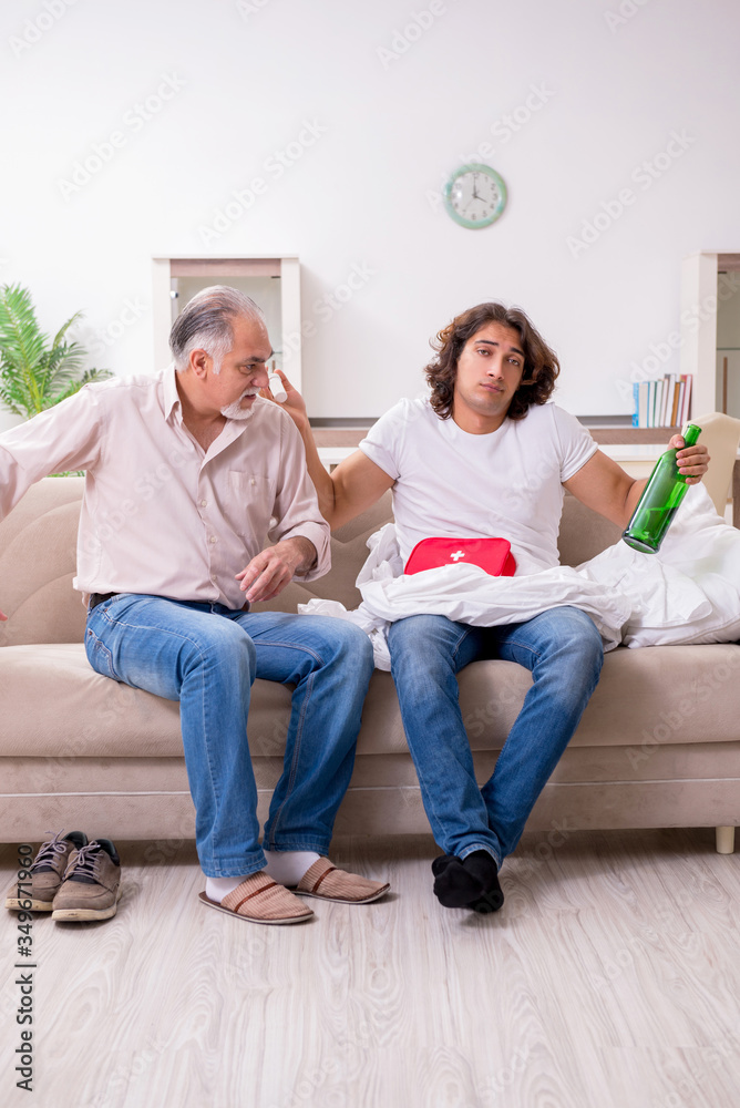 Obraz premium Man with drinking problem and the family