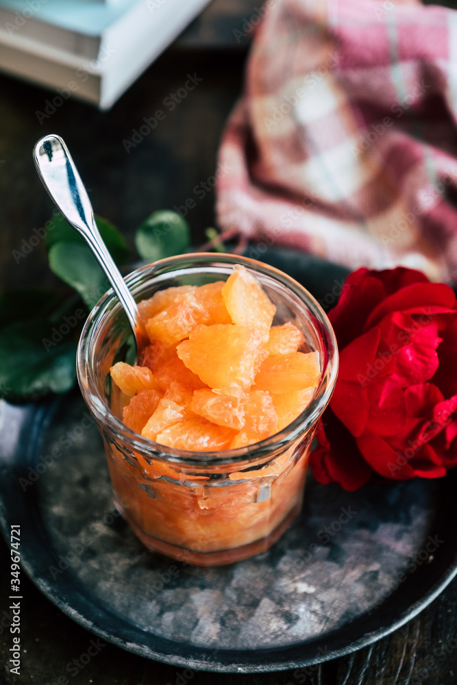 Salade de pamplemousse frais dans un bol en verre Salade de pamplemousse frais dans un bol en verre