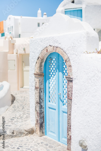 Fototapeta Naklejka Na Ścianę i Meble -  doorway in santorini greece