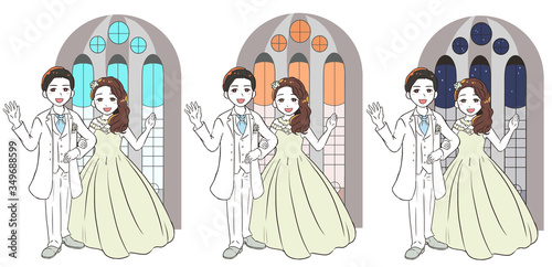 笑顔で挙式をあげる新郎新婦(教会)