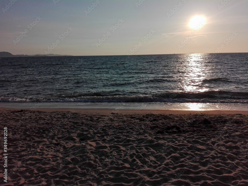 Obraz premium sunset at the beach somewhere.