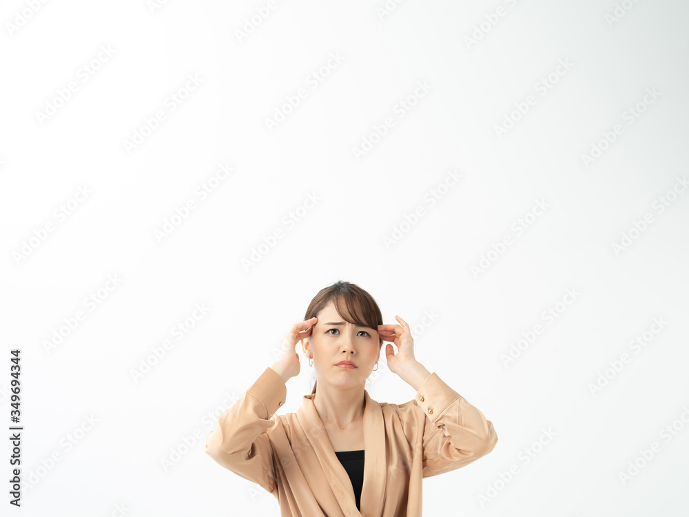 頭痛。悩む女性 頭痛。悩む女性