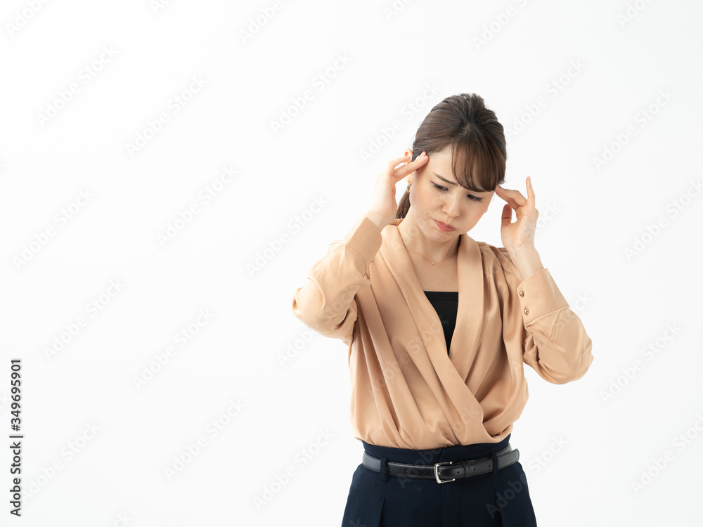 頭痛。悩む女性 頭痛。悩む女性