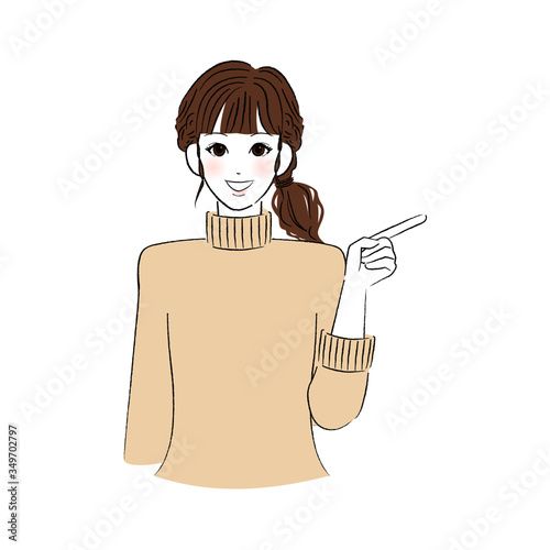 笑顔で指をさす女性