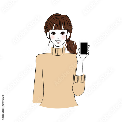 笑顔でスマホを見せる女性