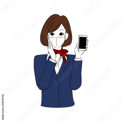 マスクをつけてスマホを見せる制服を着た女性