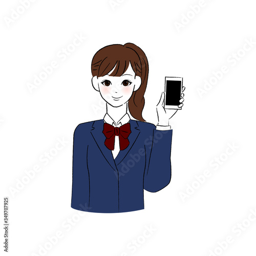 笑顔でスマホを見せる女子学生