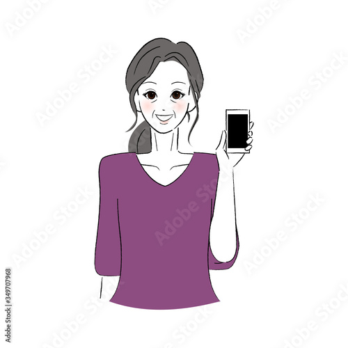 笑顔でスマホを見せるシニア女性