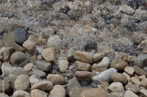 piedras de playa con agua del mar