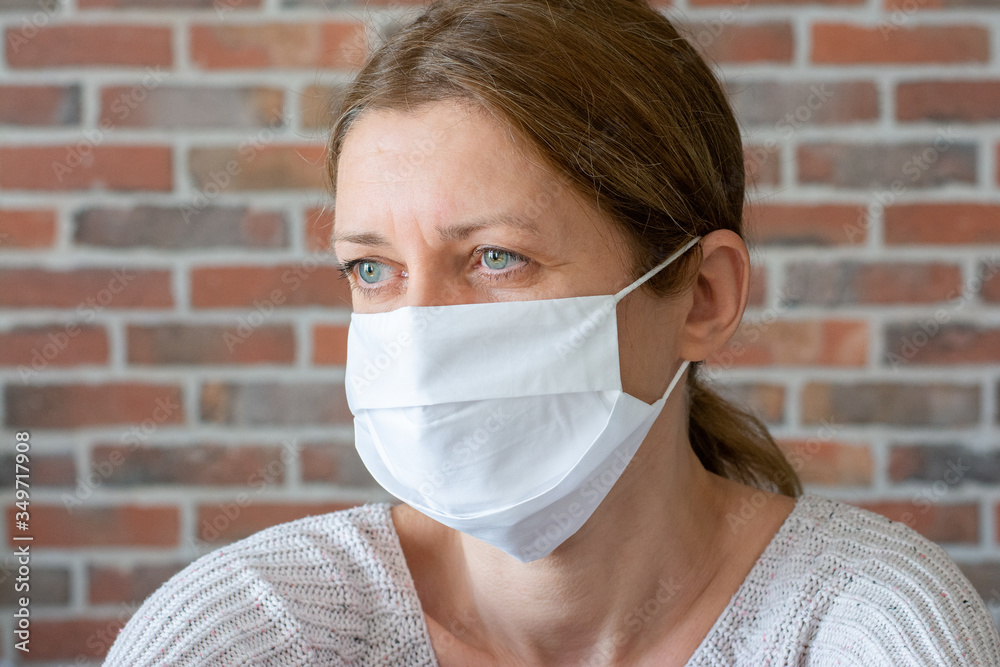 Portrait de femme de 50 ans portant un masque "grand public" en tissu blanc  - Protection Covid-19 Stock Photo | Adobe Stock