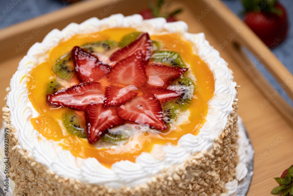 Strawberry Kiwi cake stock photography