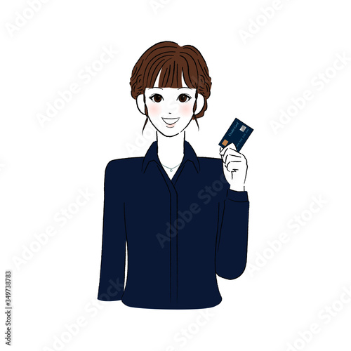 キャッシュカードを持つシャツを着た女性